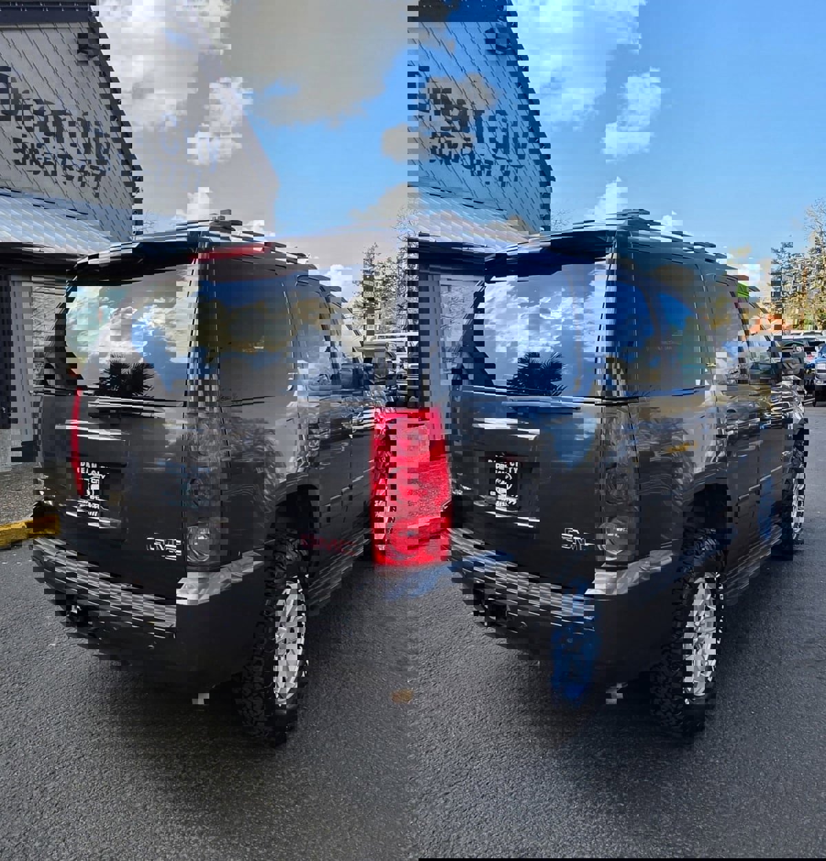 Used 2010 GMC Yukon SLT w/ SLT-2 Equipment Package image 11