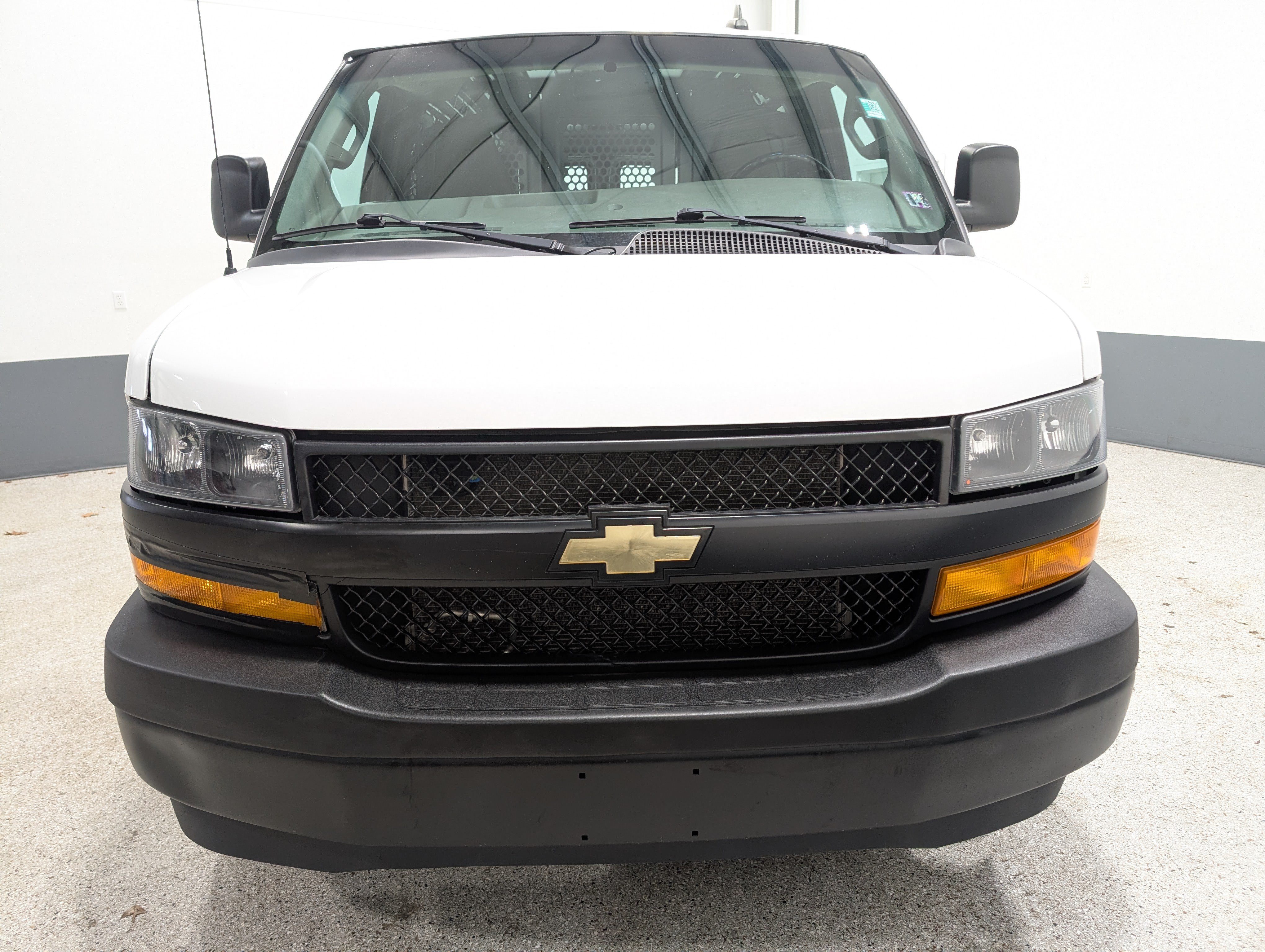 Used 2022 Chevrolet Express 3500 w/ Driver Convenience Package RWD image 7