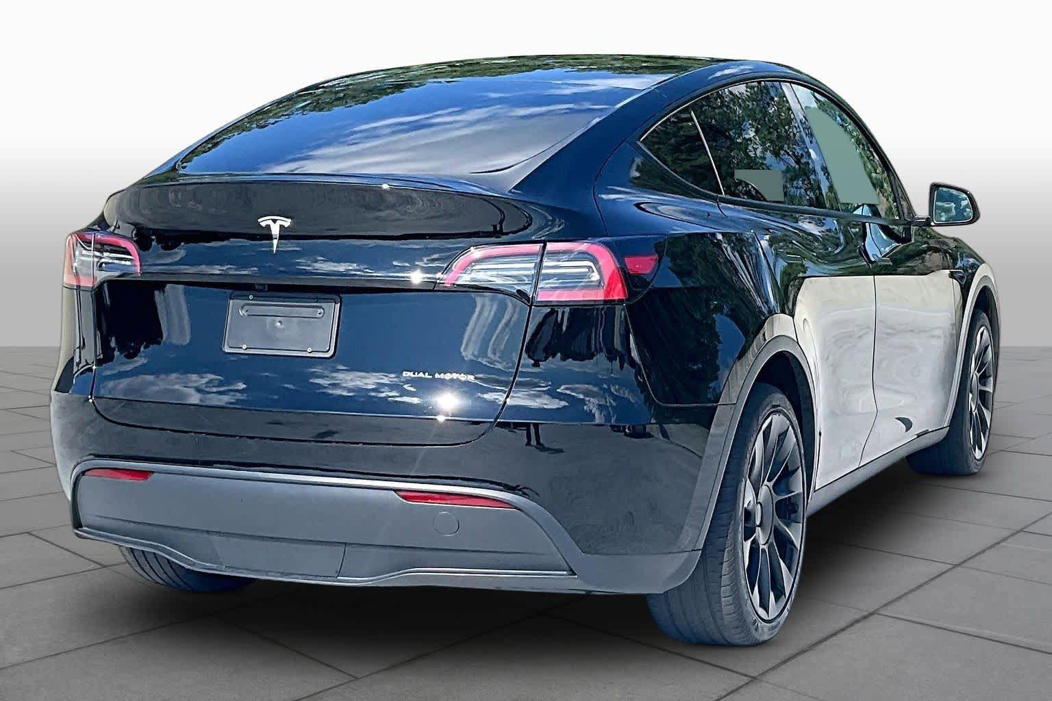 Used 2024 Tesla Model Y Long Range AWD/4WD image 11