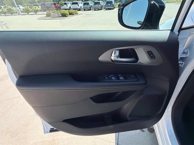 New 2027 Chrysler Pacifica Select FWD image 12
