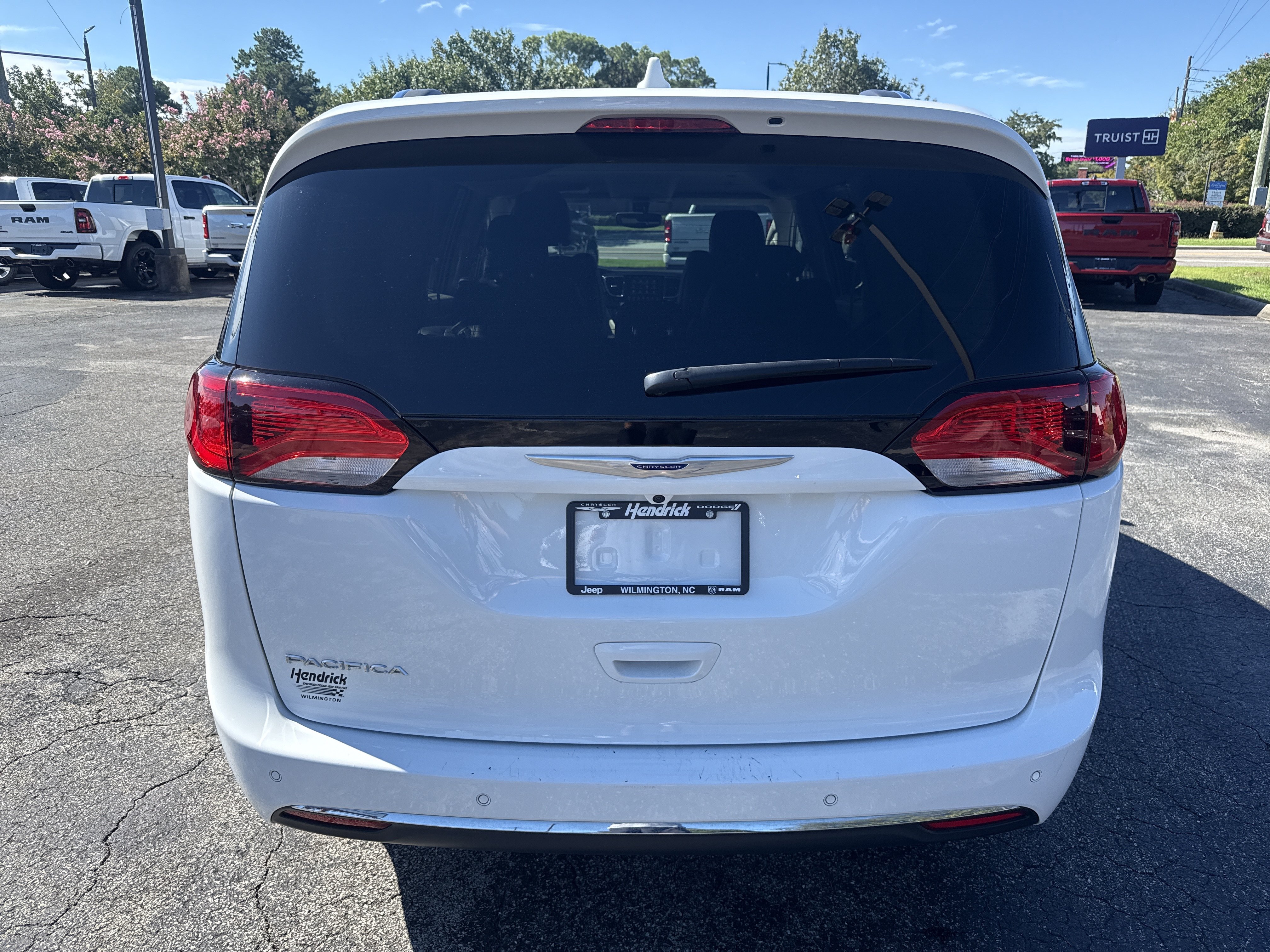 Used 2019 Chrysler Pacifica Touring-L Plus w/ Tire & Wheel Group FWD image 8