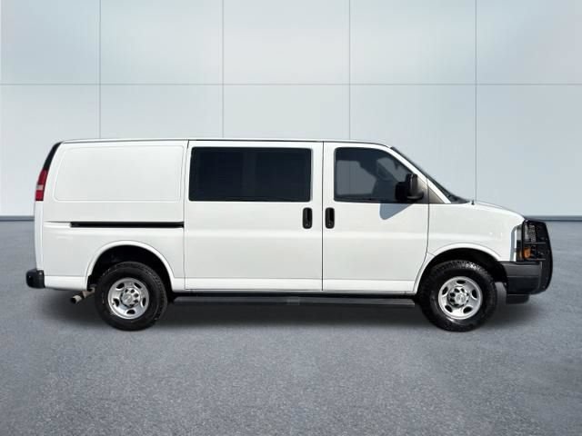 Used 2018 Chevrolet Express 3500 w/ Driver Convenience Package RWD image 2