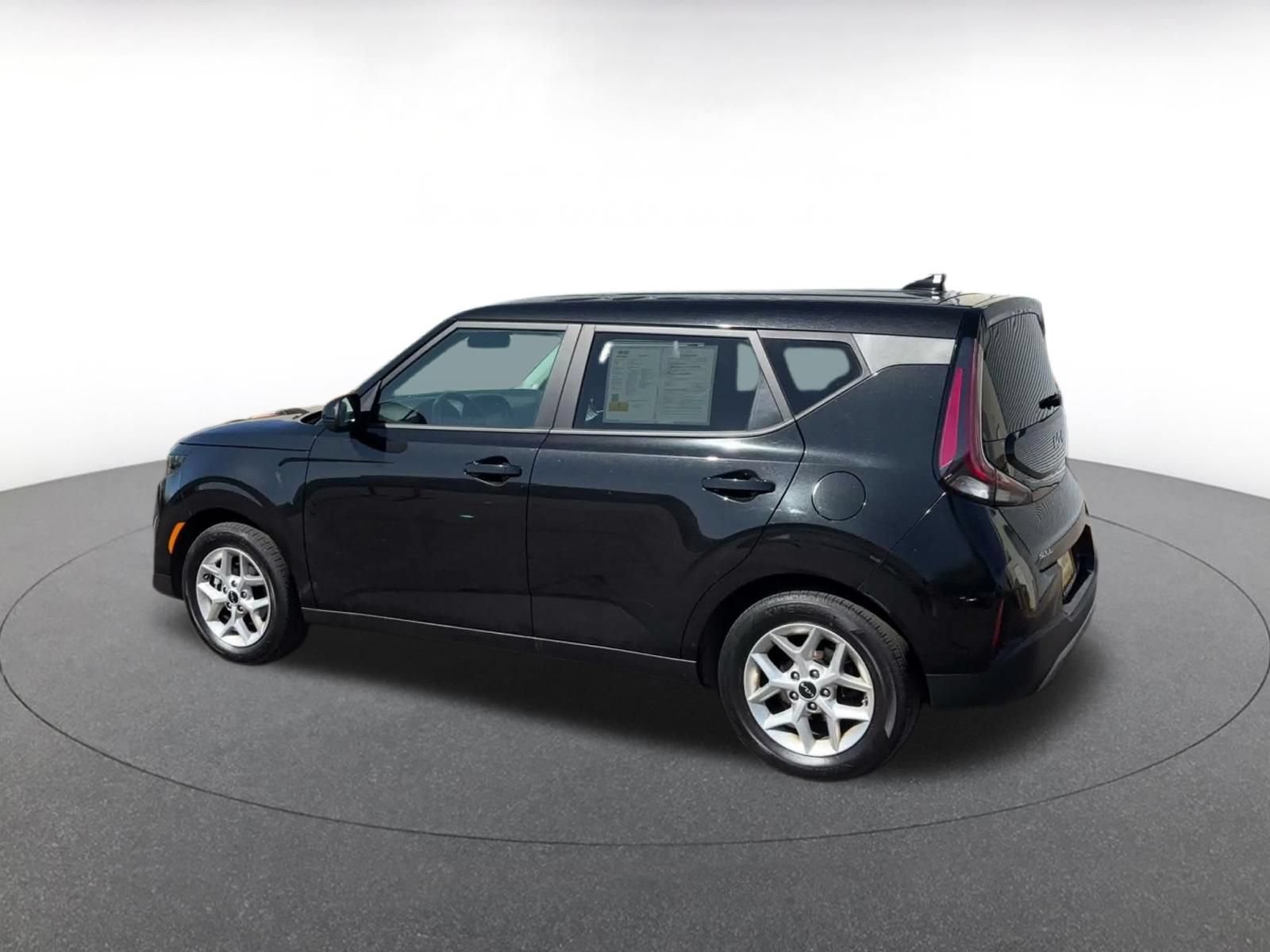 Used 2025 Kia Soul LX w/ LX Technology Package FWD image 9