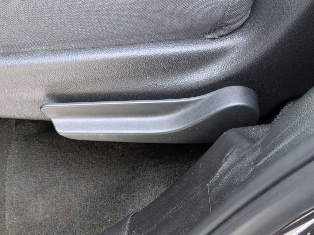 Used 2018 GMC Yukon SLE w/ SLE Value Package image 17