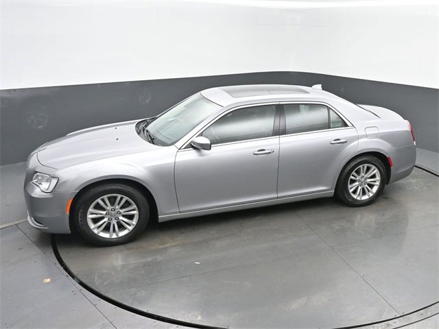 Used 2017 Chrysler 300 C image 39