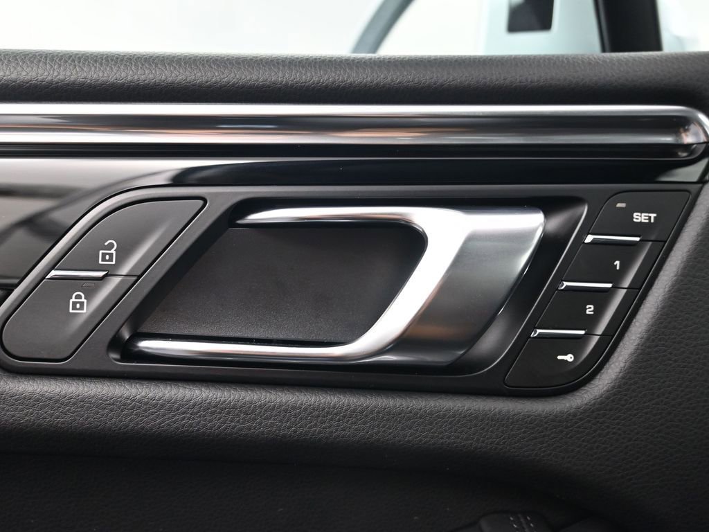 Certified 2026 Porsche Macan image 18