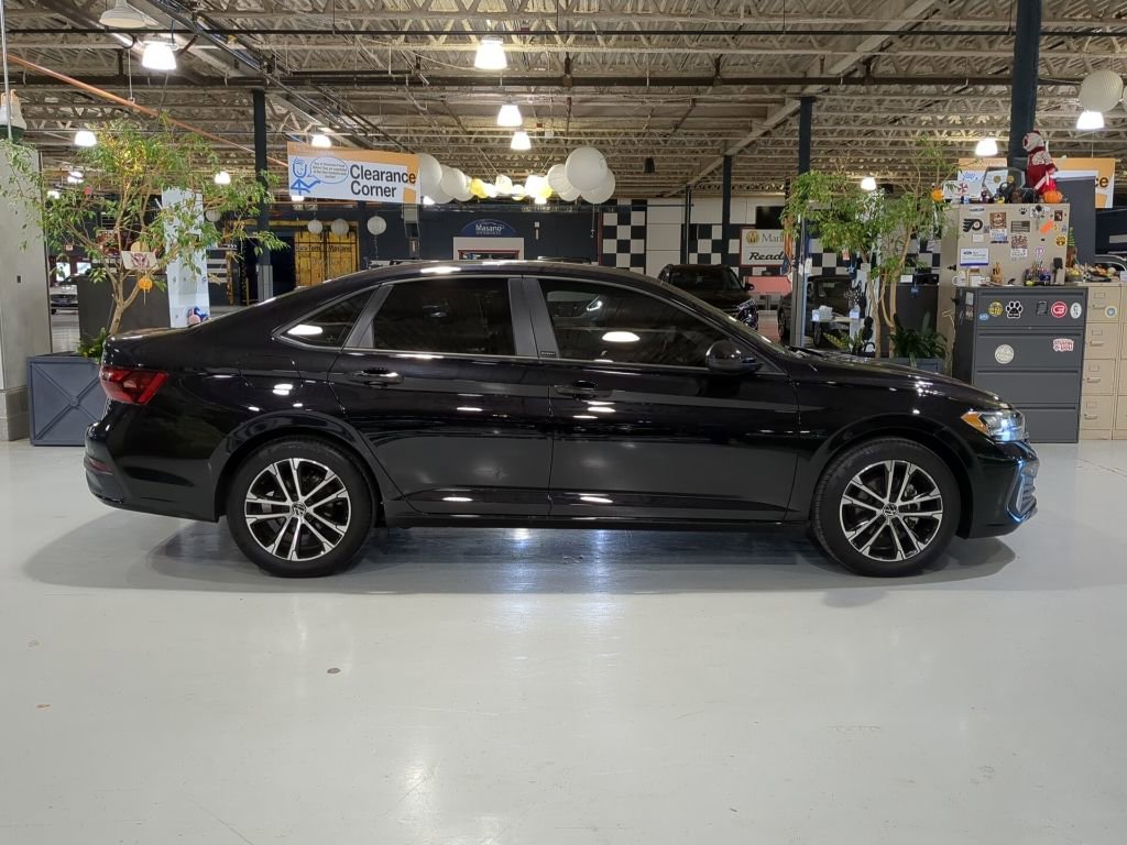 Used 2024 Volkswagen Jetta Sport image 5