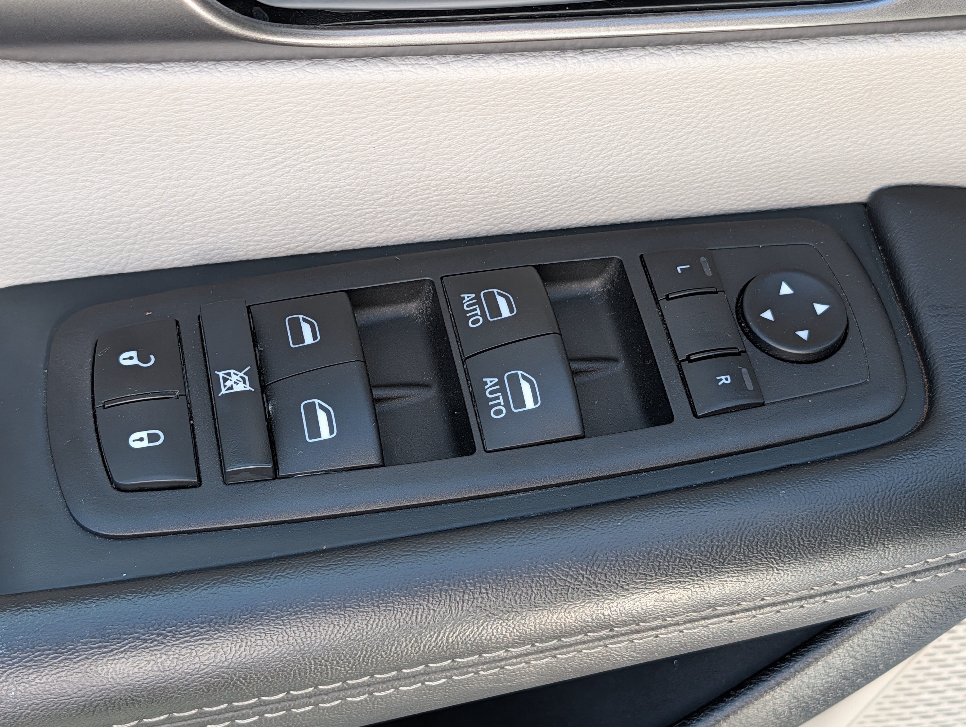 Used 2024 Chrysler Pacifica Touring-L FWD image 19