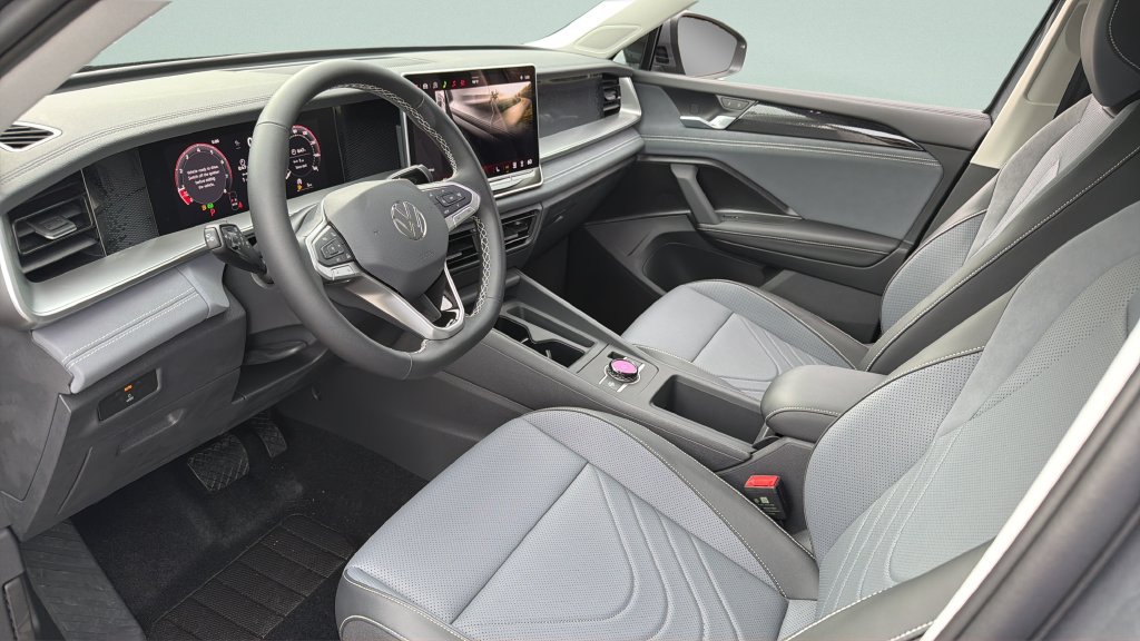 New 2026 Volkswagen Tiguan SE FWD image 30