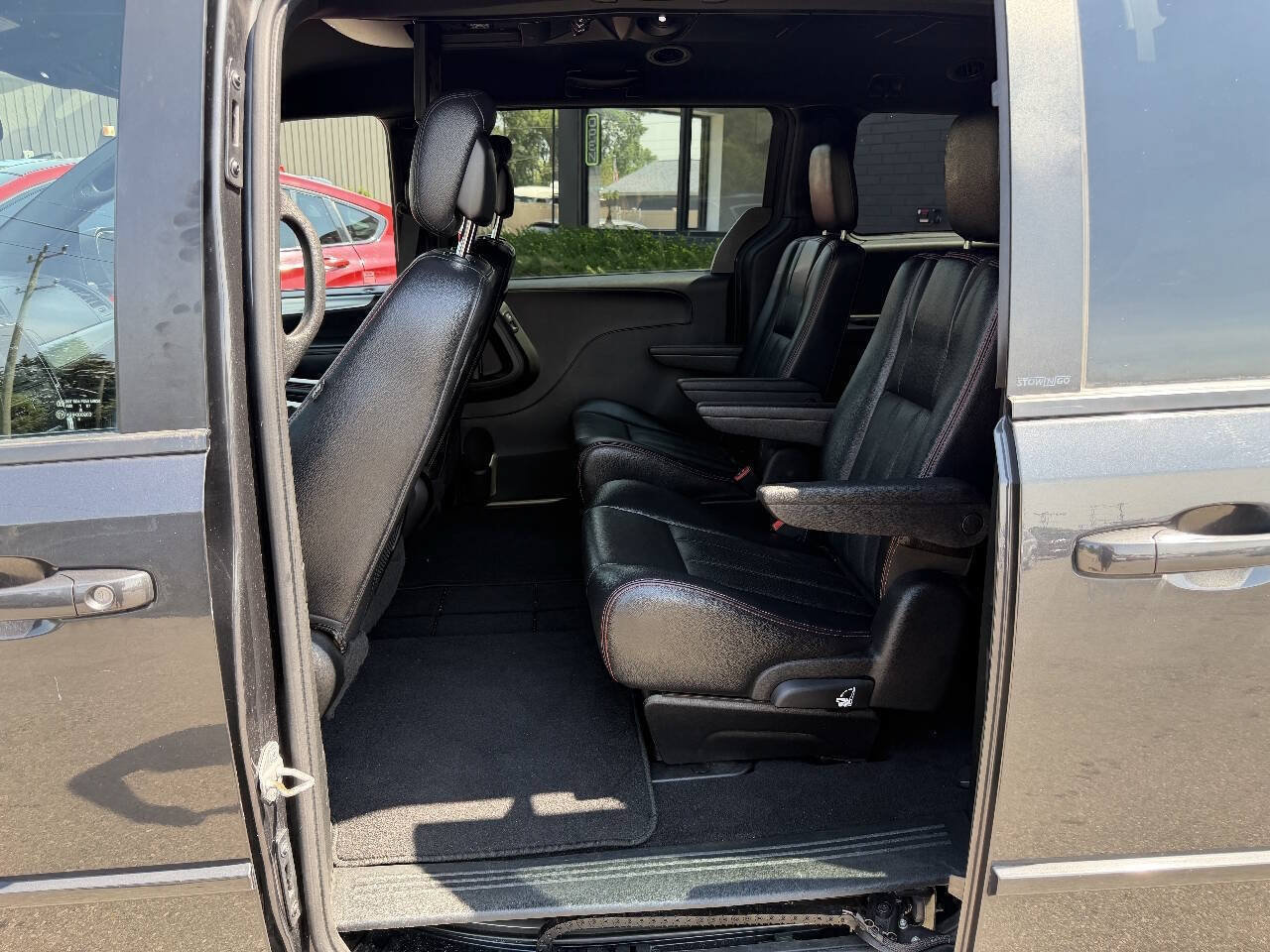 Used 2011 Dodge Grand Caravan R/T w/ Entertainment Group 1 FWD image 22