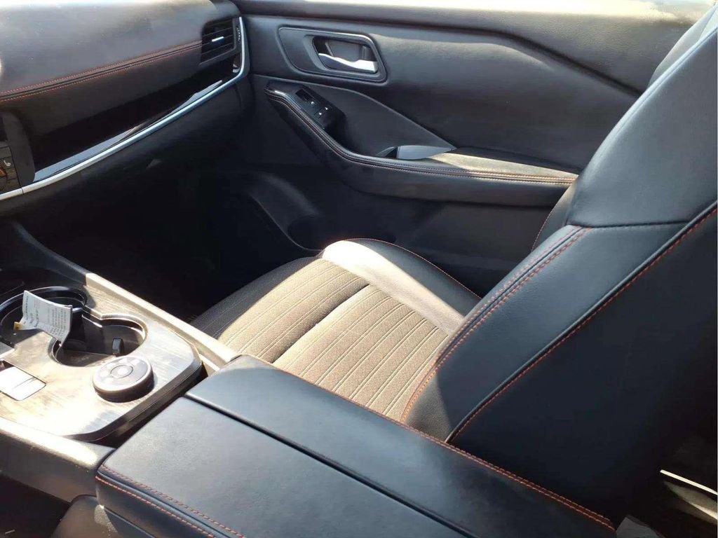 Used 2025 Nissan Rogue SV image 13