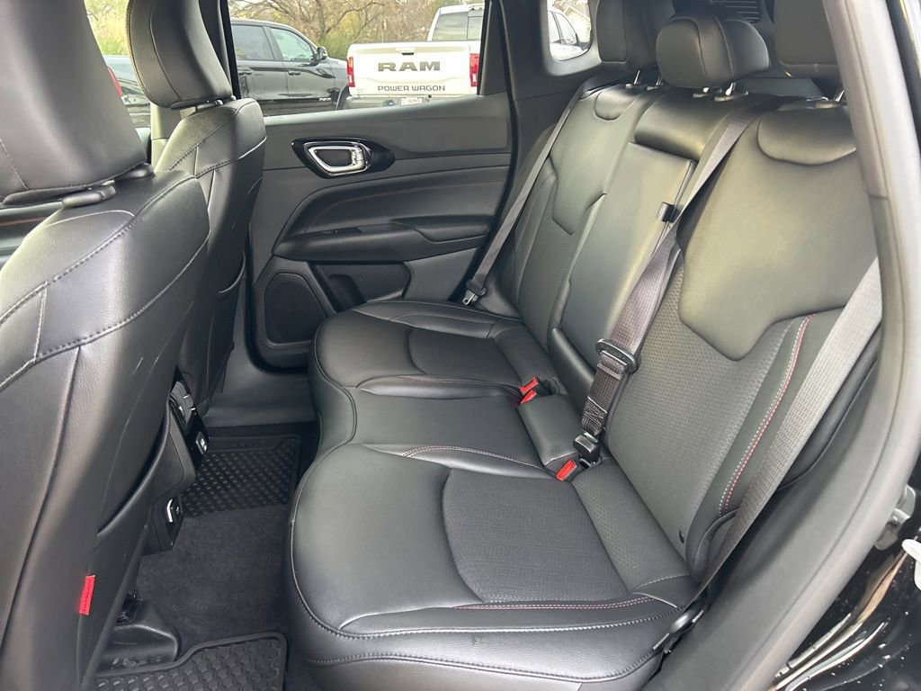 Used 2025 Jeep Compass Trailhawk image 13