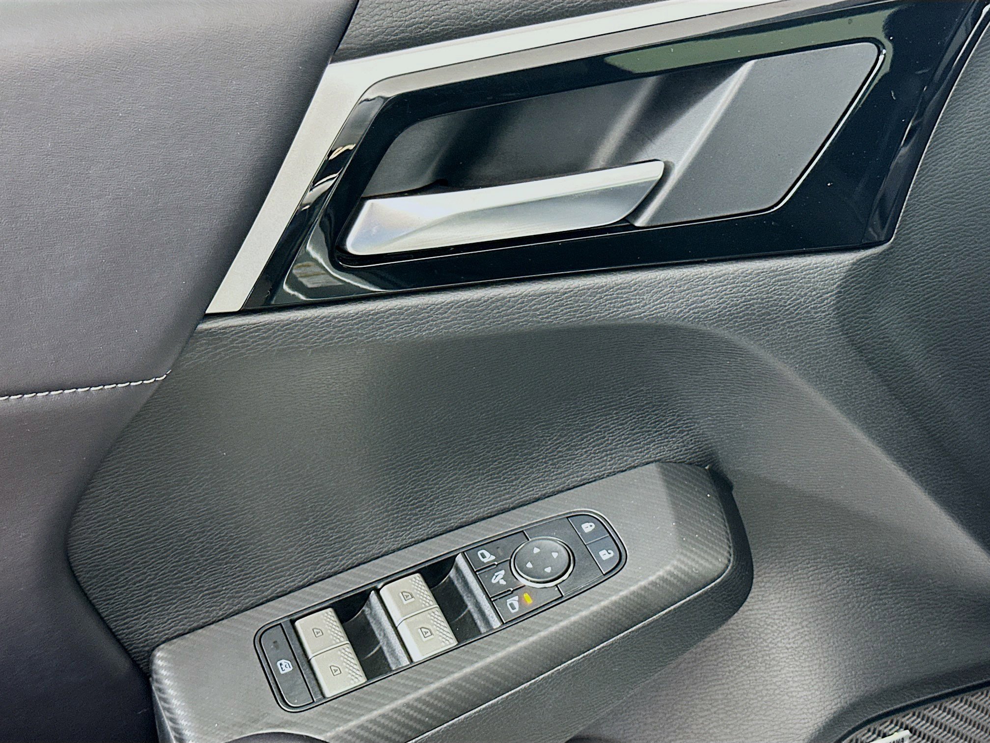 Used 2025 Mitsubishi Outlander SE image 15