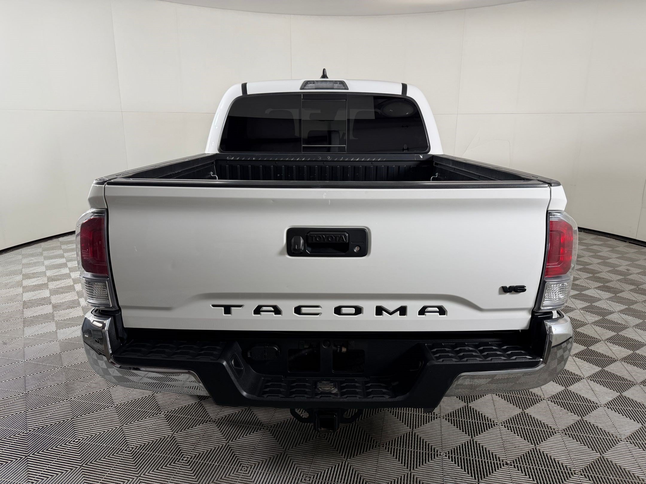 Used 2022 Toyota Tacoma TRD Off-Road w/ Black Out Package (TMS) AWD/4WD image 10