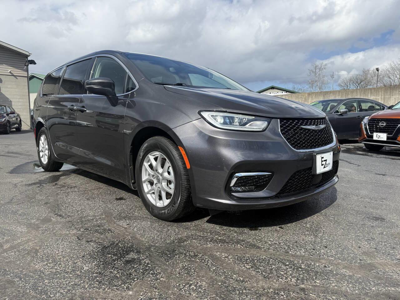 Used 2023 Chrysler Pacifica Touring-L image 2