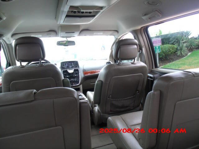 Used 2014 Chrysler Town & Country Touring image 22