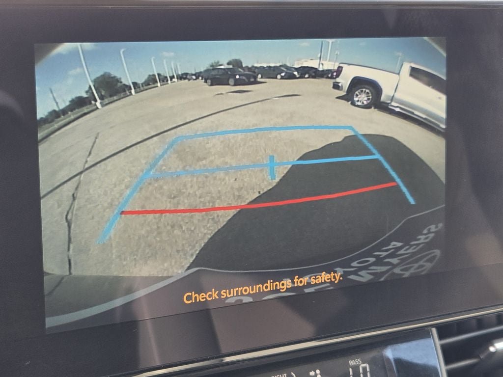 Used 2026 Toyota Sienna XLE FWD image 19