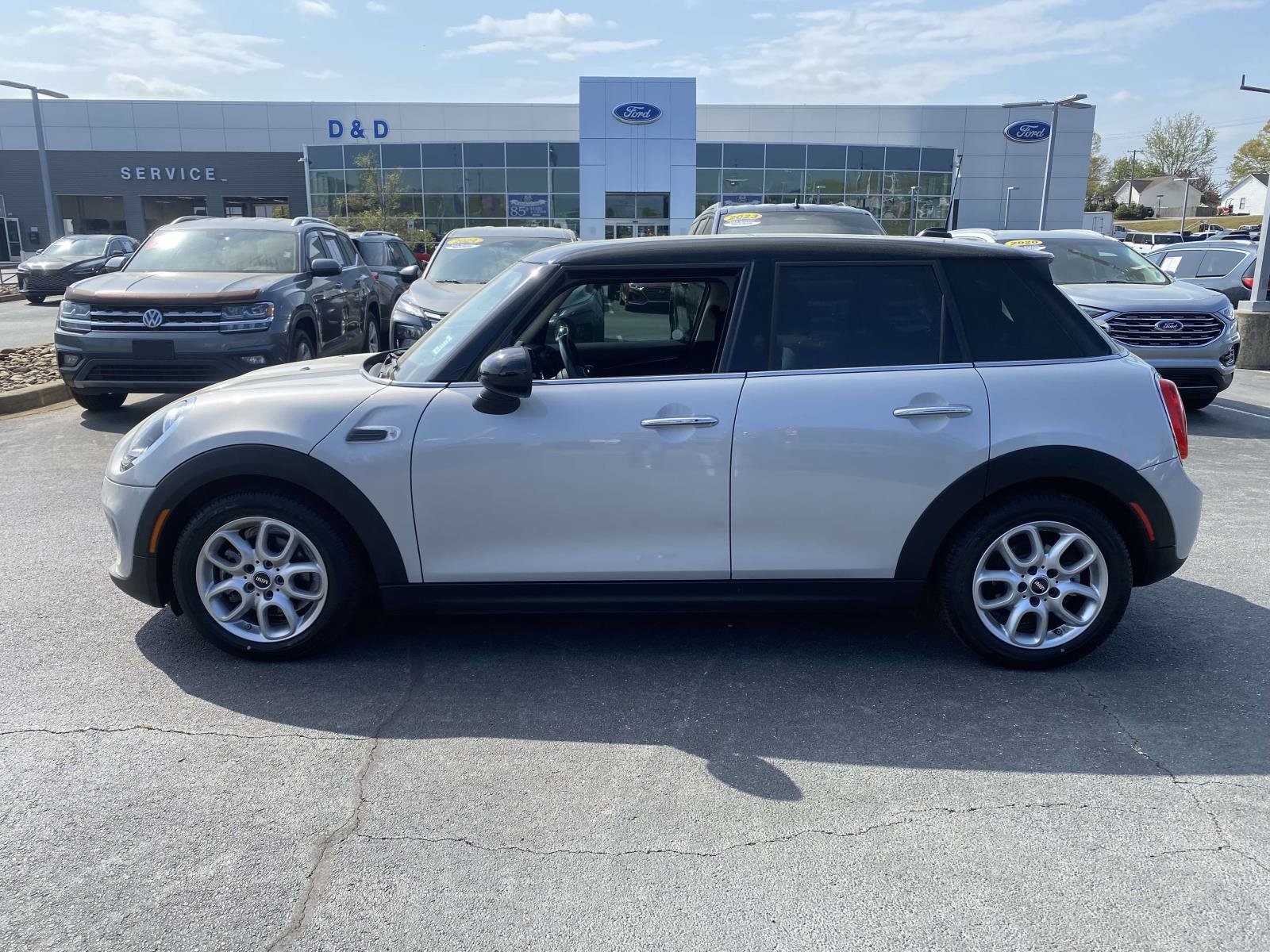 Used 2019 MINI Cooper 4-Door Hardtop w/ Signature Upholstery Package image 4