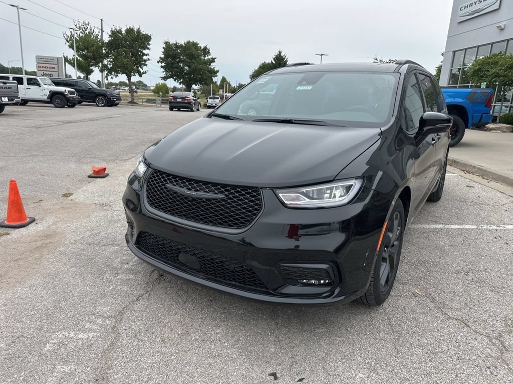New 2026 Chrysler Pacifica Limited w/ S Appearance Package FWD image 12