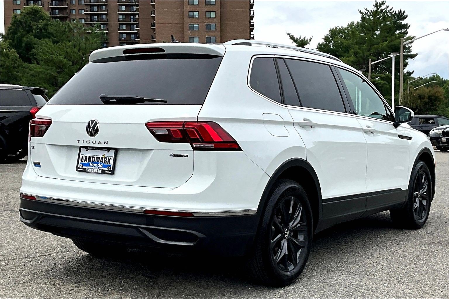 Used 2024 Volkswagen Tiguan SE w/ Panoramic Sunroof Package AWD/4WD image 2