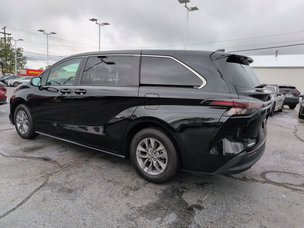 Used 2024 Toyota Sienna LE FWD image 3