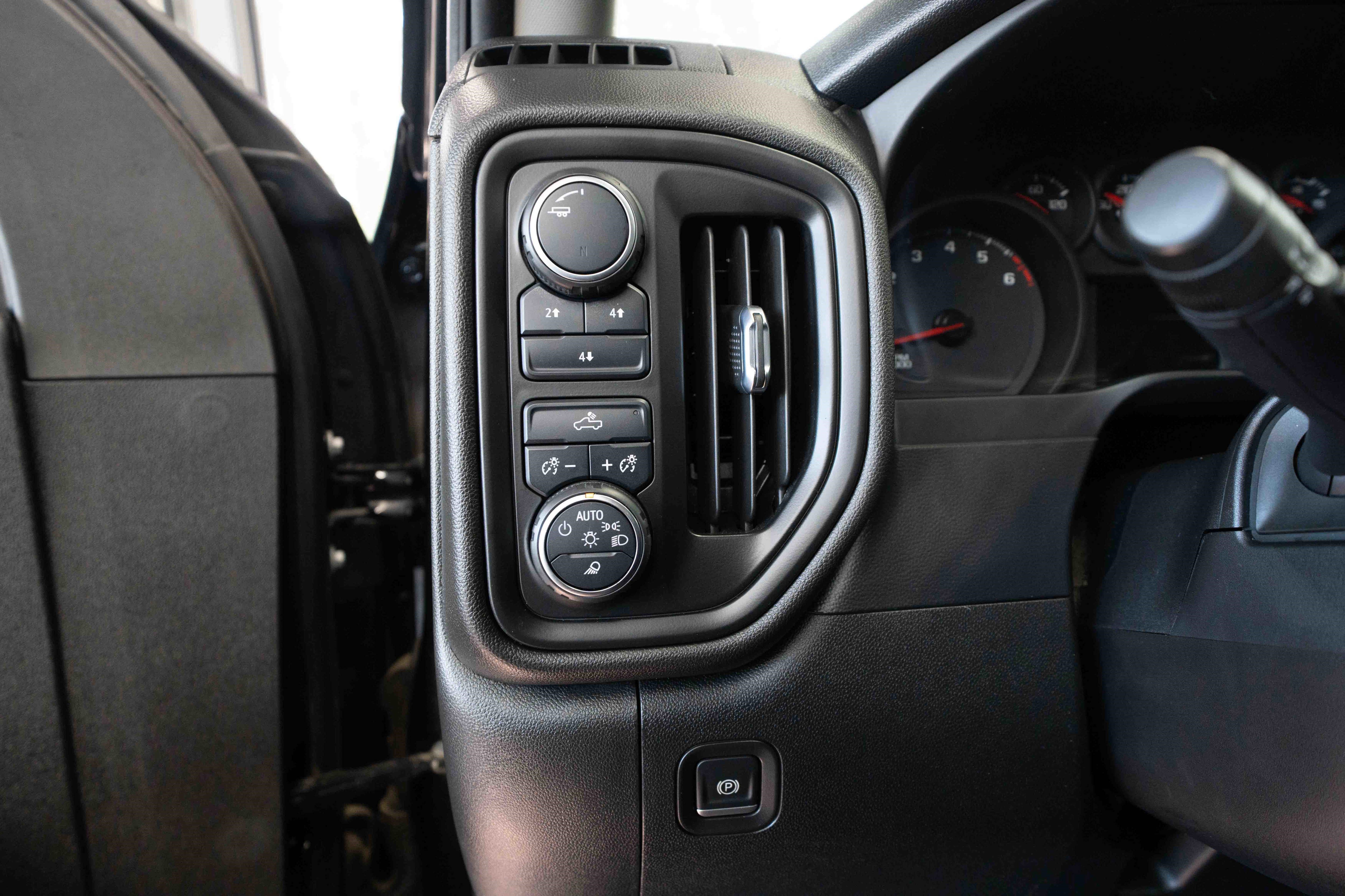 Used 2021 Chevrolet Silverado 2500 Custom w/ Custom Value Package image 11