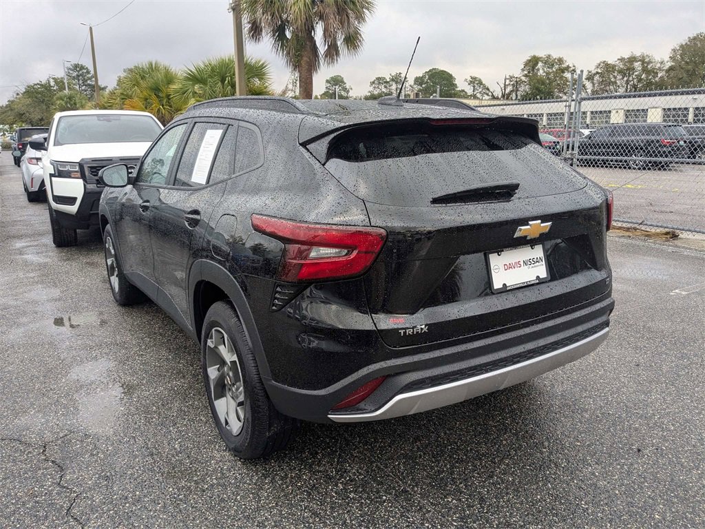 Used 2025 Chevrolet Trax LT w/ LT Convenience Package image 6