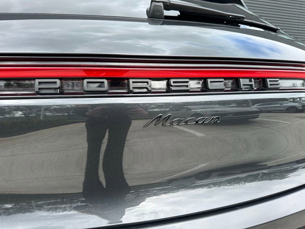 Certified 2025 Porsche Macan image 14