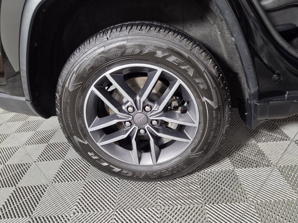 Certified 2019 Jeep Grand Cherokee Laredo w/ Laredo X Package image 26