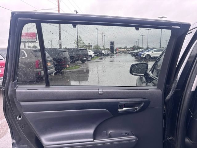 Used 2021 Toyota Highlander XLE AWD/4WD image 38
