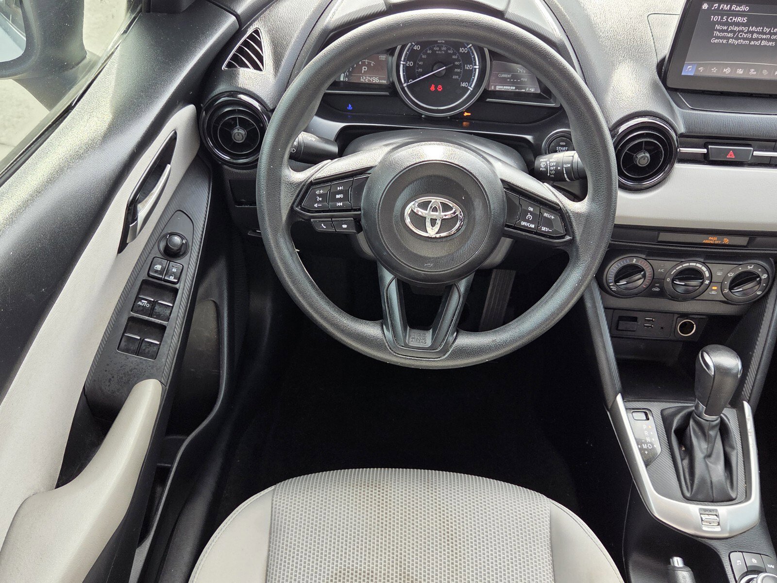 Used 2019 Toyota Yaris L image 6