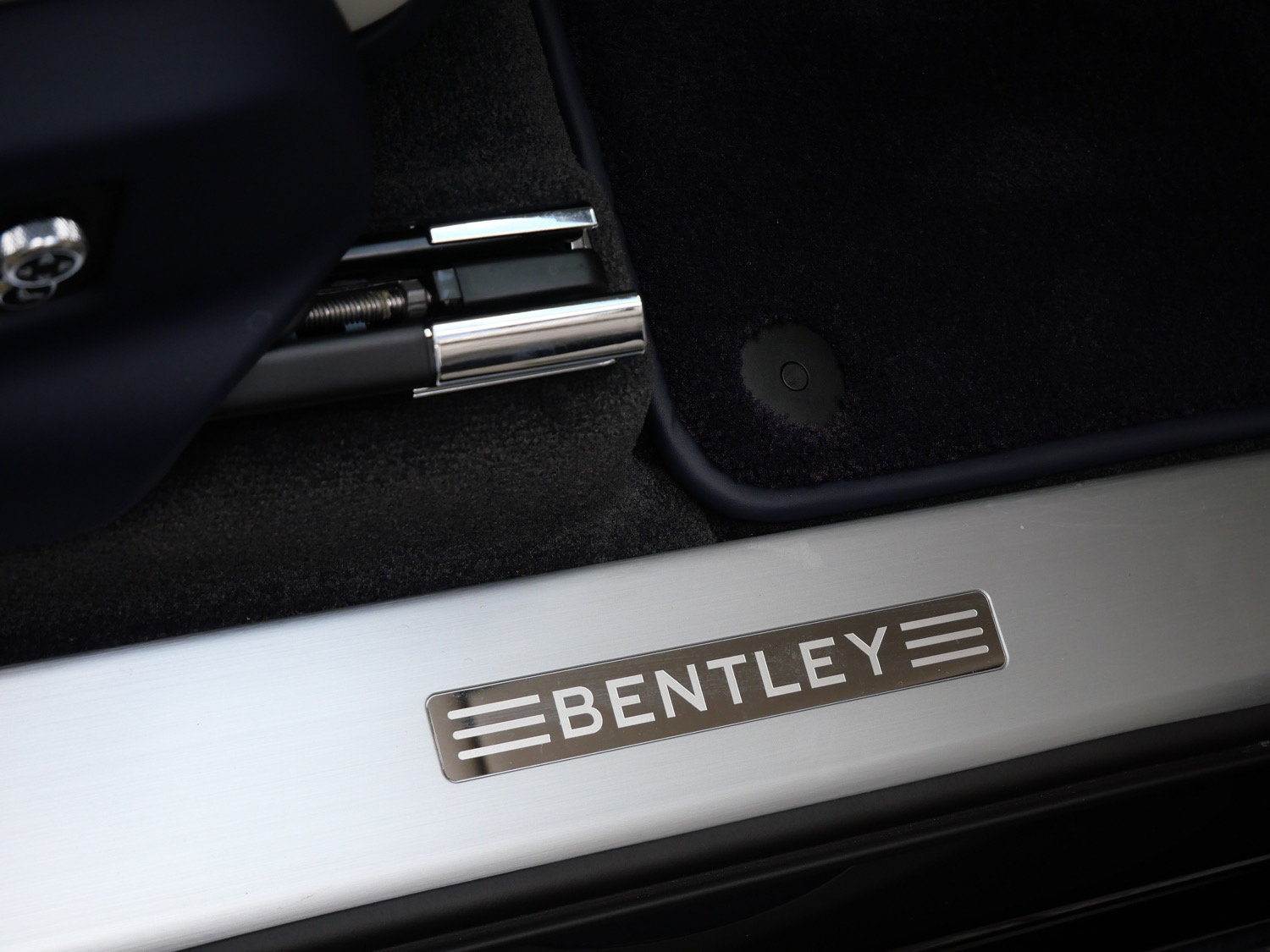 Used 2023 Bentley Bentayga Extended Wheelbase AWD/4WD image 24