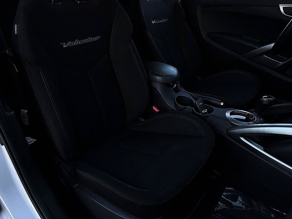 Used 2017 Hyundai Veloster Value Edition FWD image 25