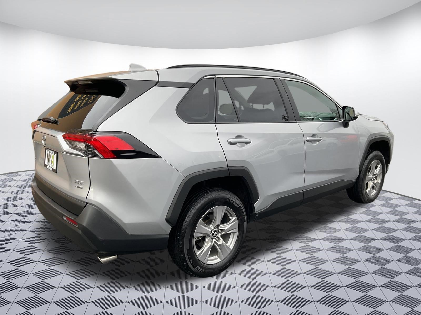 Used 2025 Toyota RAV4 XLE AWD/4WD image 3