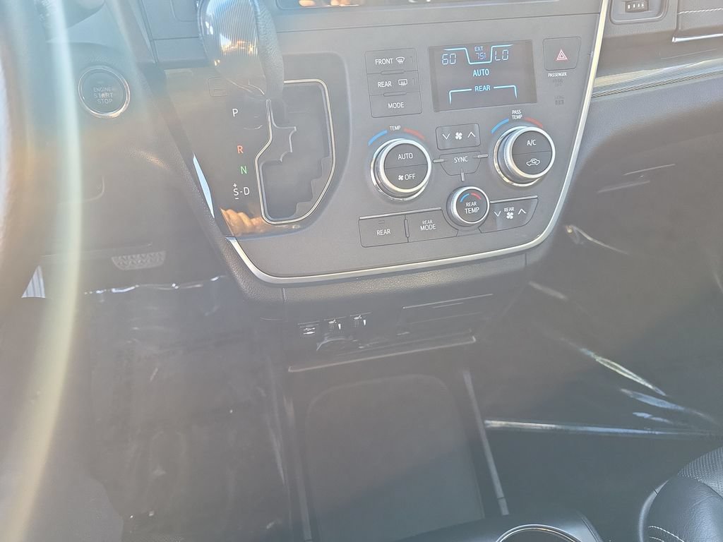 Used 2016 Toyota Sienna SE Premium FWD image 17
