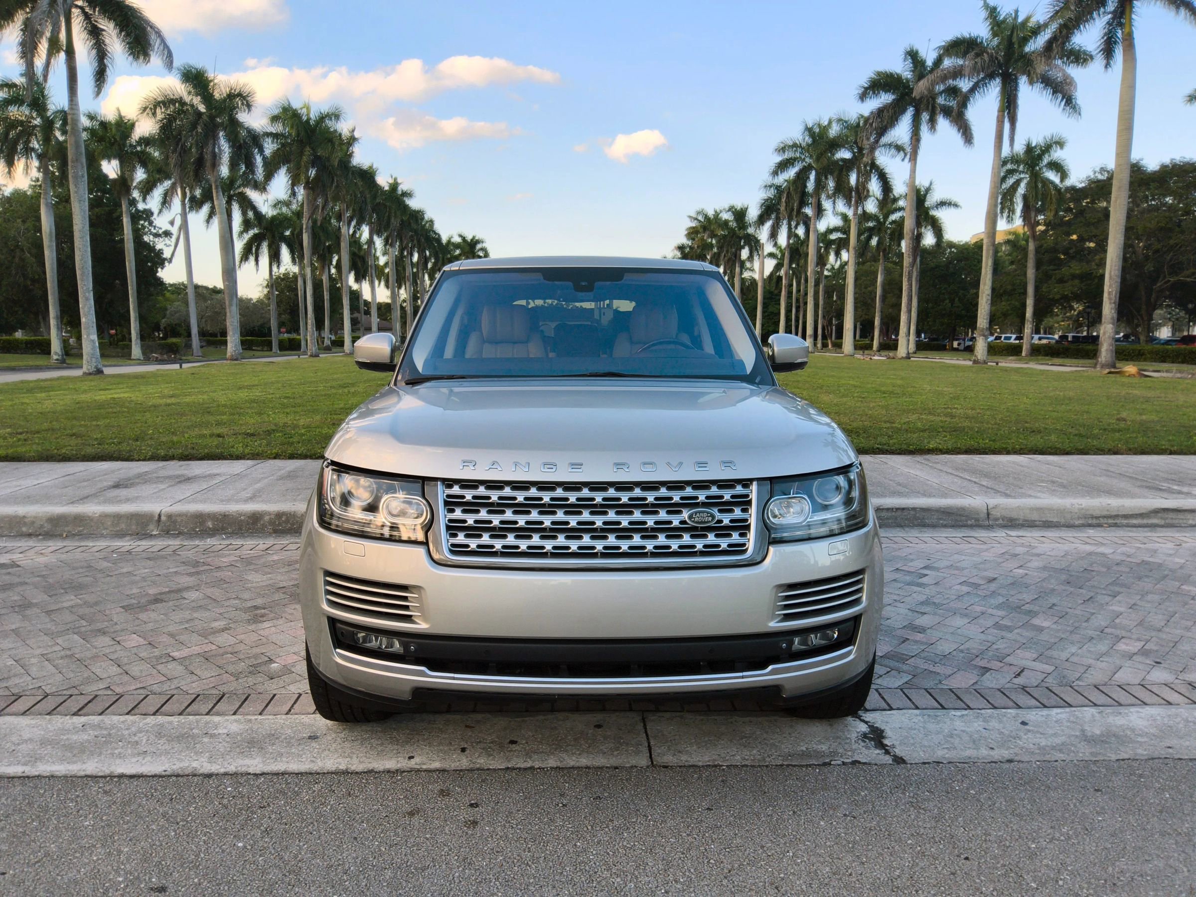 Used 2015 Land Rover Range Rover HSE image 11