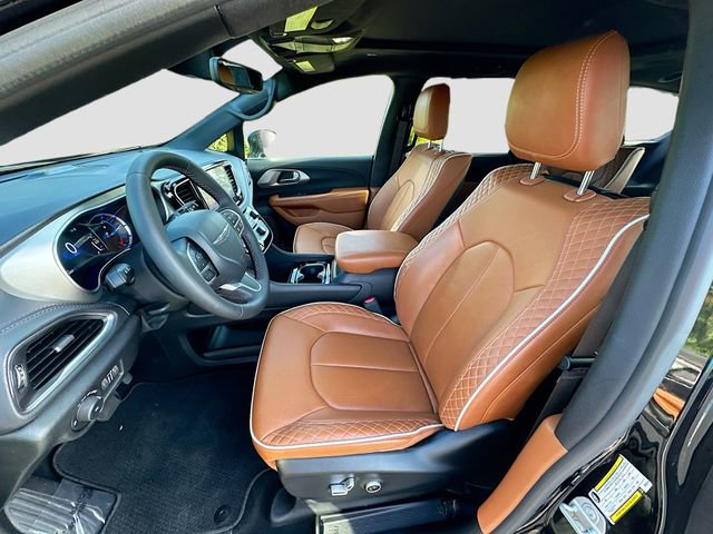 Used 2025 Chrysler Pacifica Pinnacle image 22