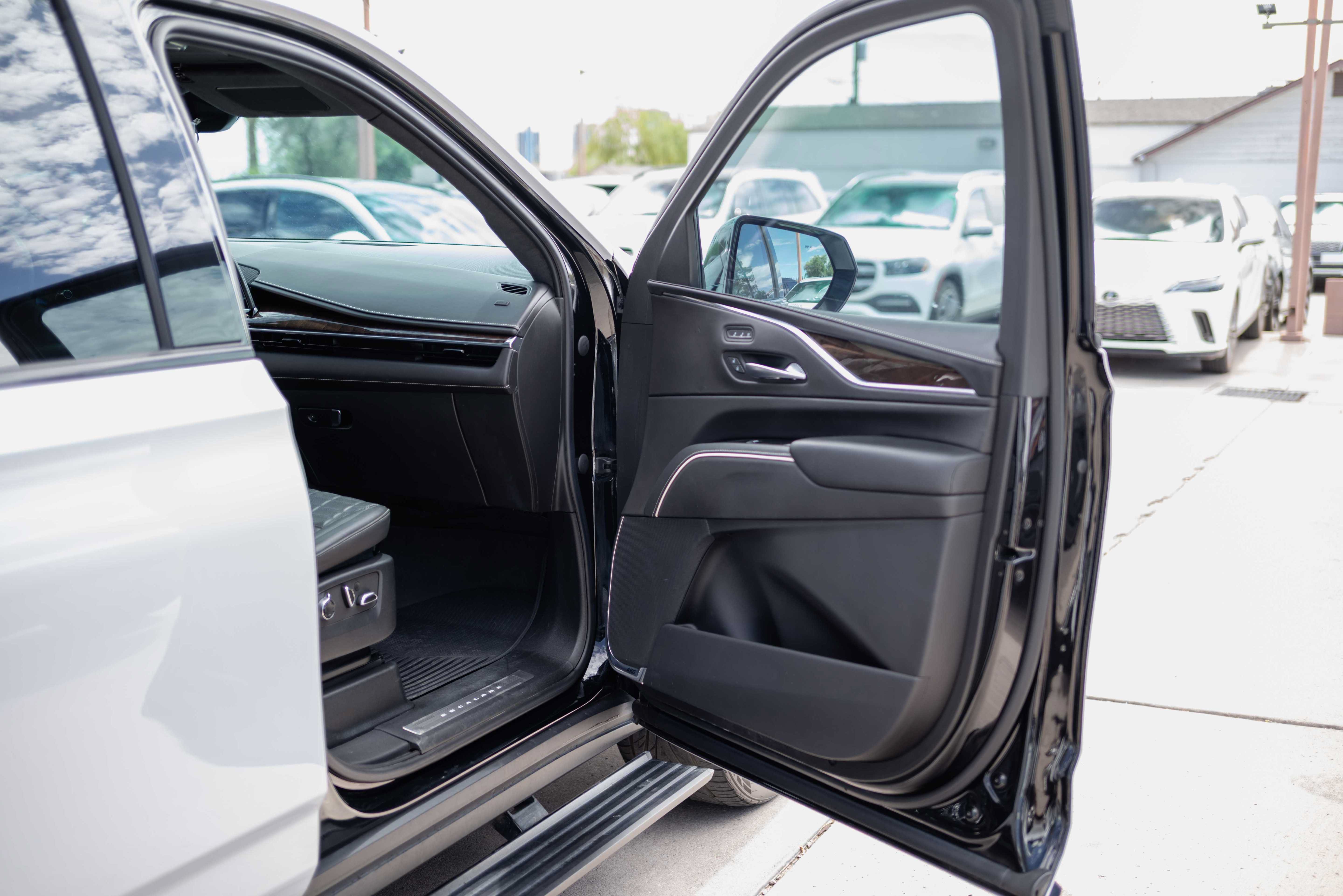 Used 2023 Cadillac Escalade ESV Sport Platinum w/ LPO, ONYX Package AWD/4WD image 16