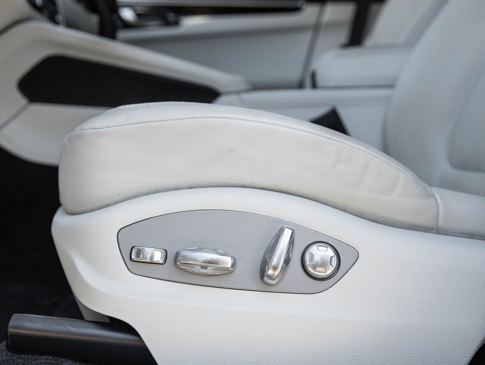 Used 2024 Porsche Macan Turbo image 21