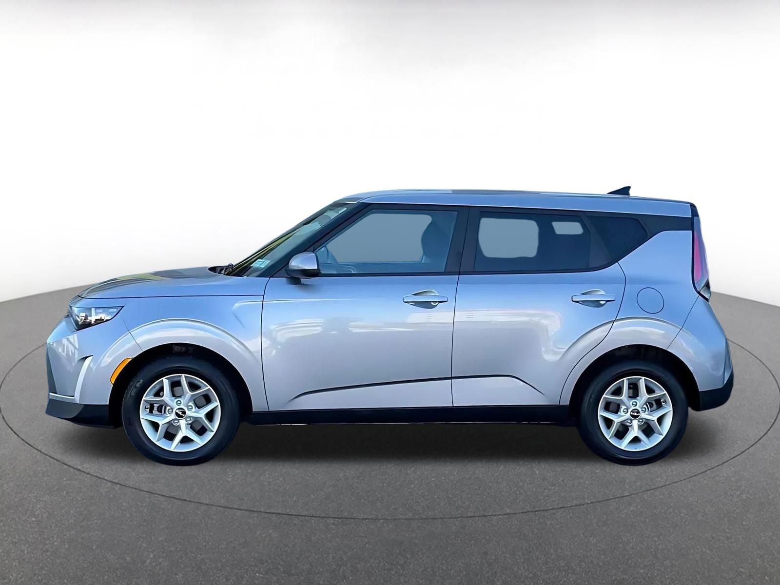 Used 2025 Kia Soul LX w/ LX Technology Package image 8