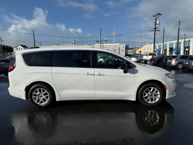 Used 2024 Chrysler Pacifica Touring-L image 6