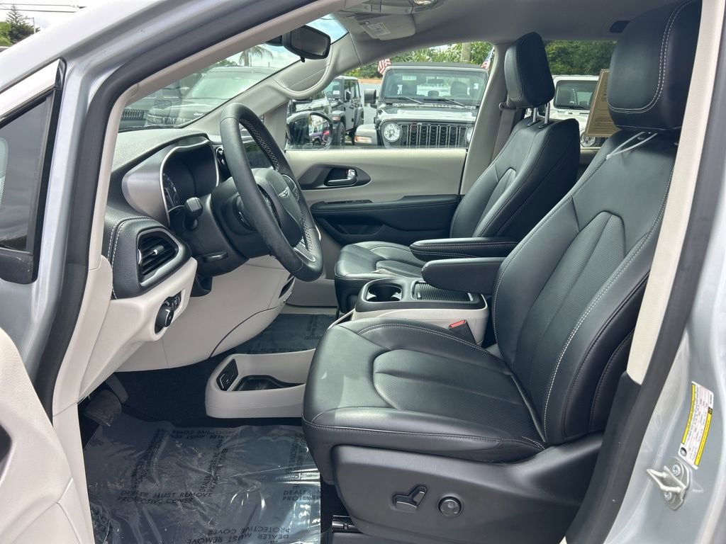 Used 2024 Chrysler Pacifica Touring-L image 9