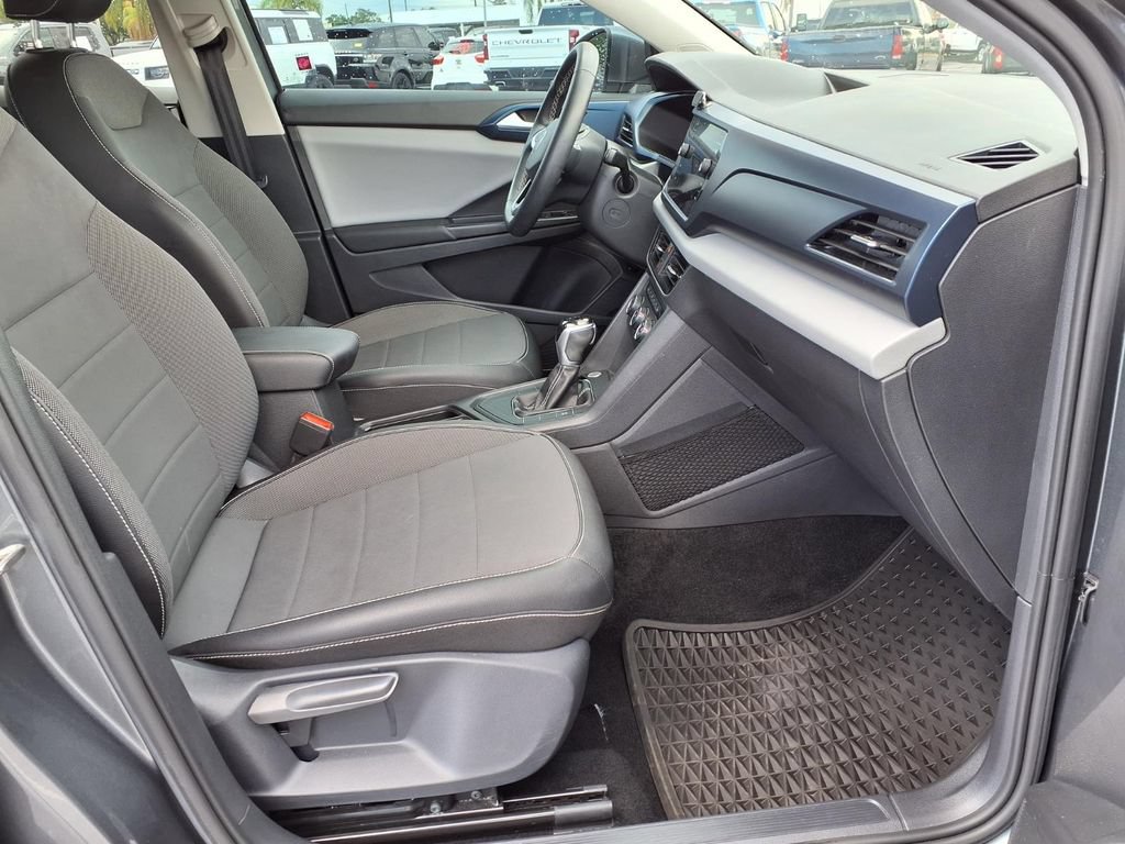 Used 2022 Volkswagen Taos SE FWD image 12