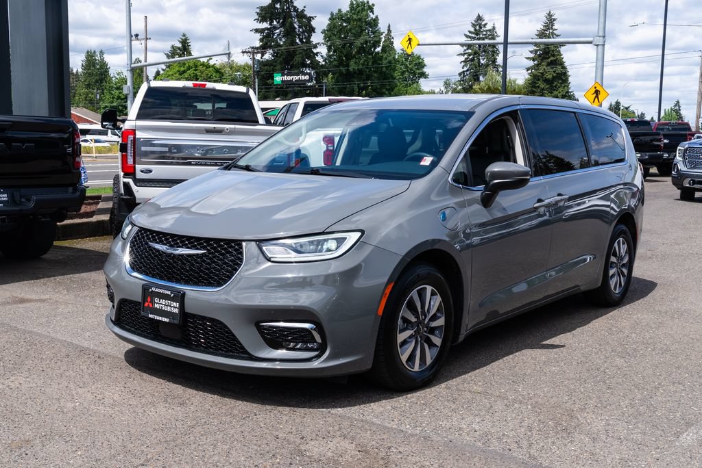 Used 2023 Chrysler Pacifica Touring-L FWD image 3