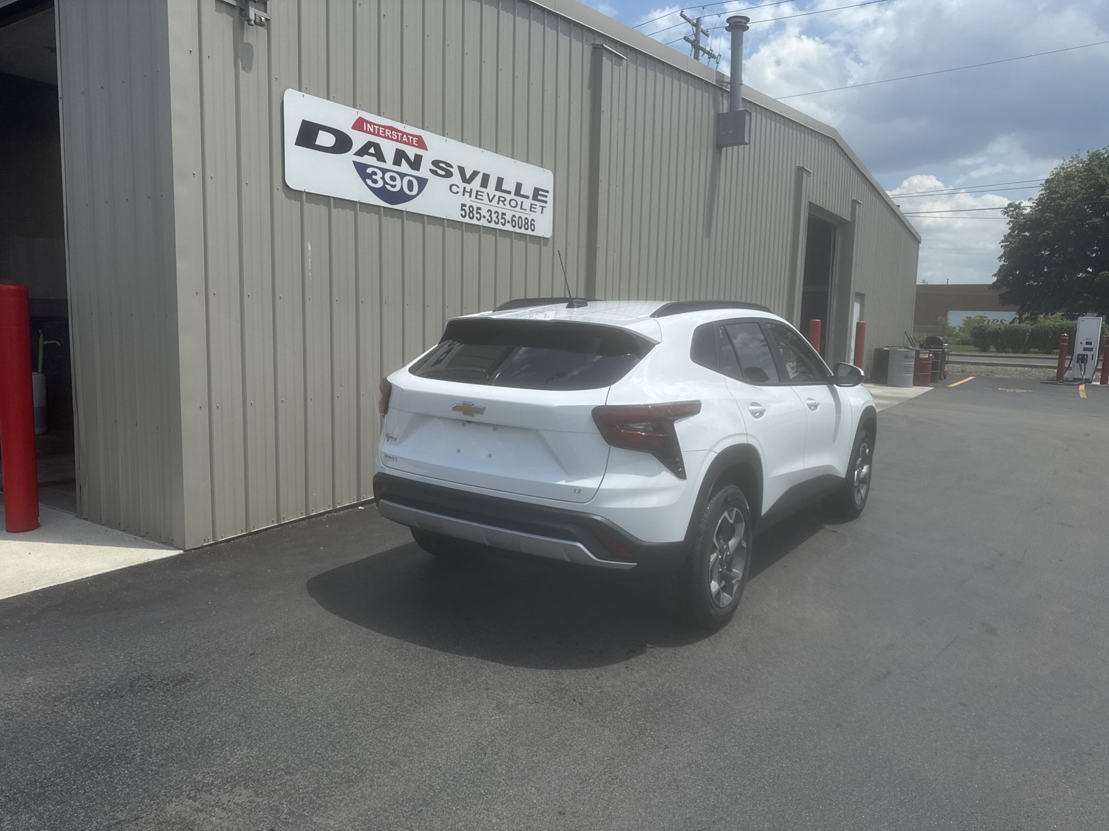 New 2026 Chevrolet Trax LT w/ LT Convenience Package FWD image 3