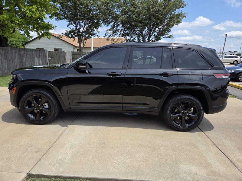 Used 2023 Jeep Grand Cherokee Limited w/ Black Appearance Package AWD/4WD image 6