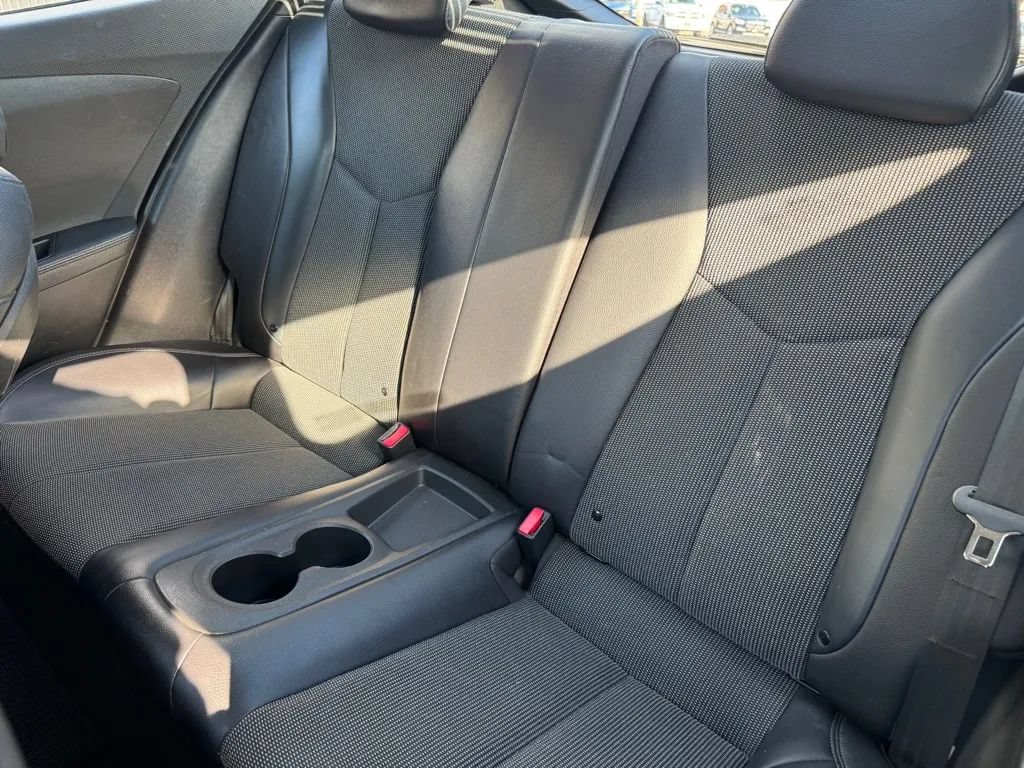 Used 2012 Hyundai Veloster w/ Style Pkg FWD image 6