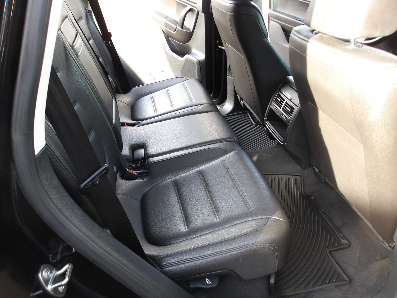 Used 2015 Volkswagen Touareg Sport AWD/4WD image 12