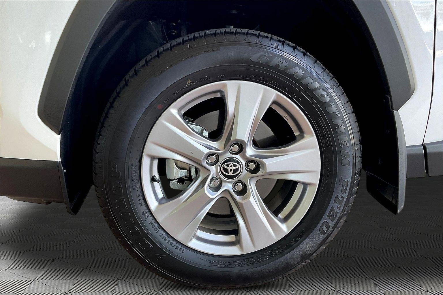 Used 2025 Toyota RAV4 XLE FWD image 32