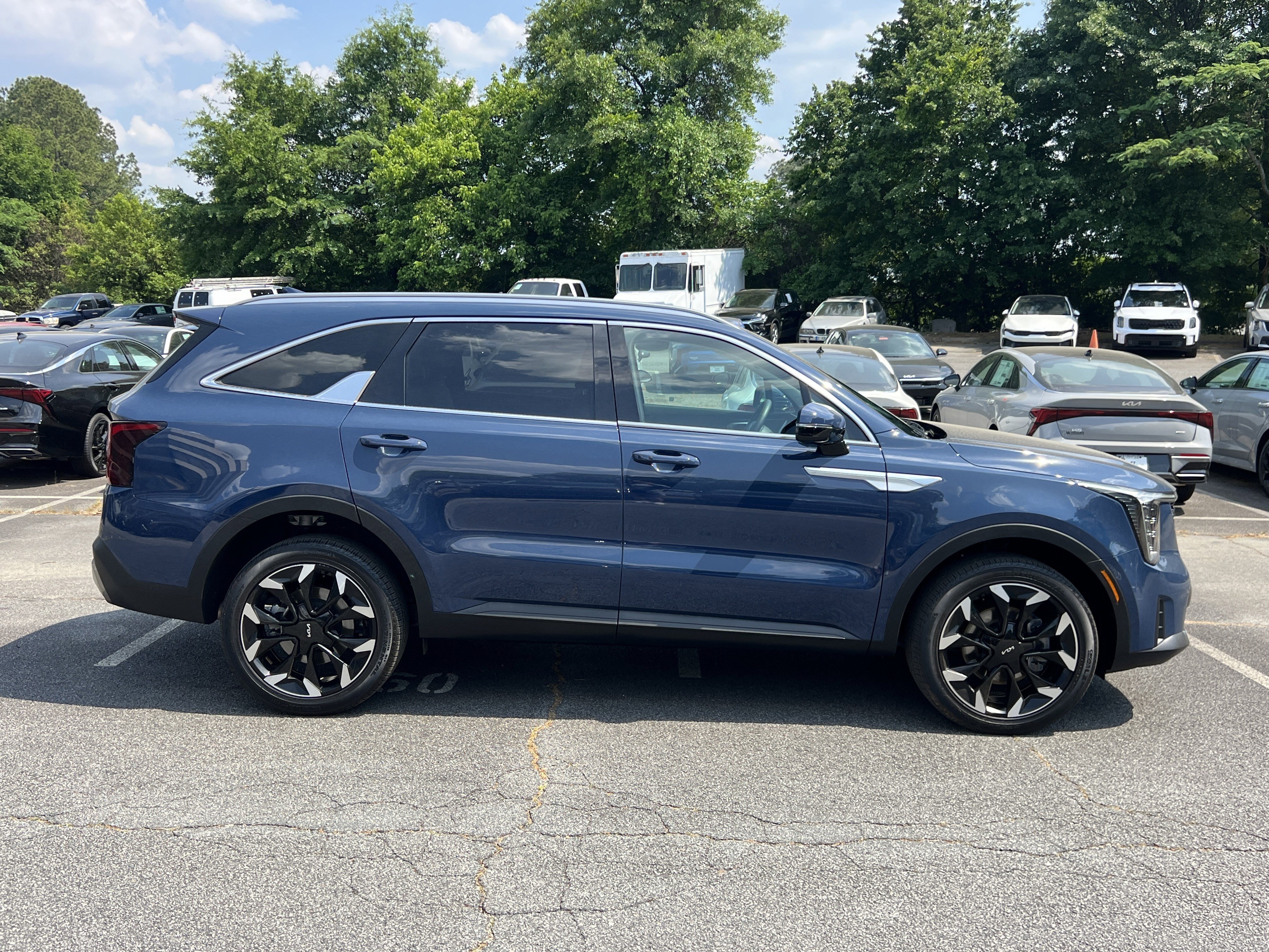 Used 2025 Kia Sorento EX w/ Panoramic Sunroof Package image 8